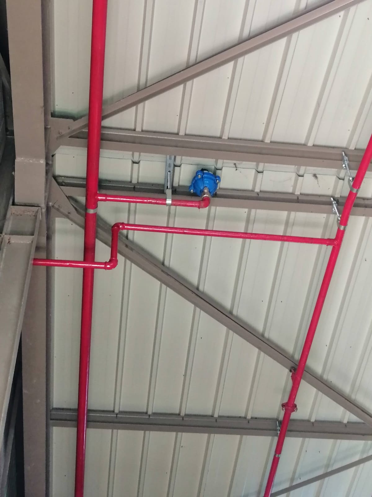 Technicien réglant un réseau sprinkler